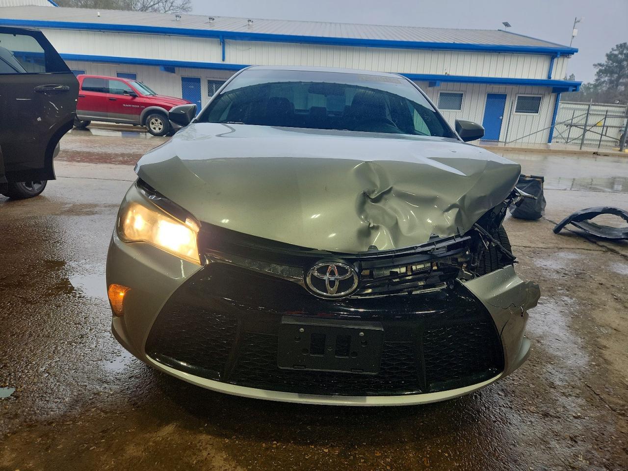 2016 TOYOTA CAMRY LE photo 5
