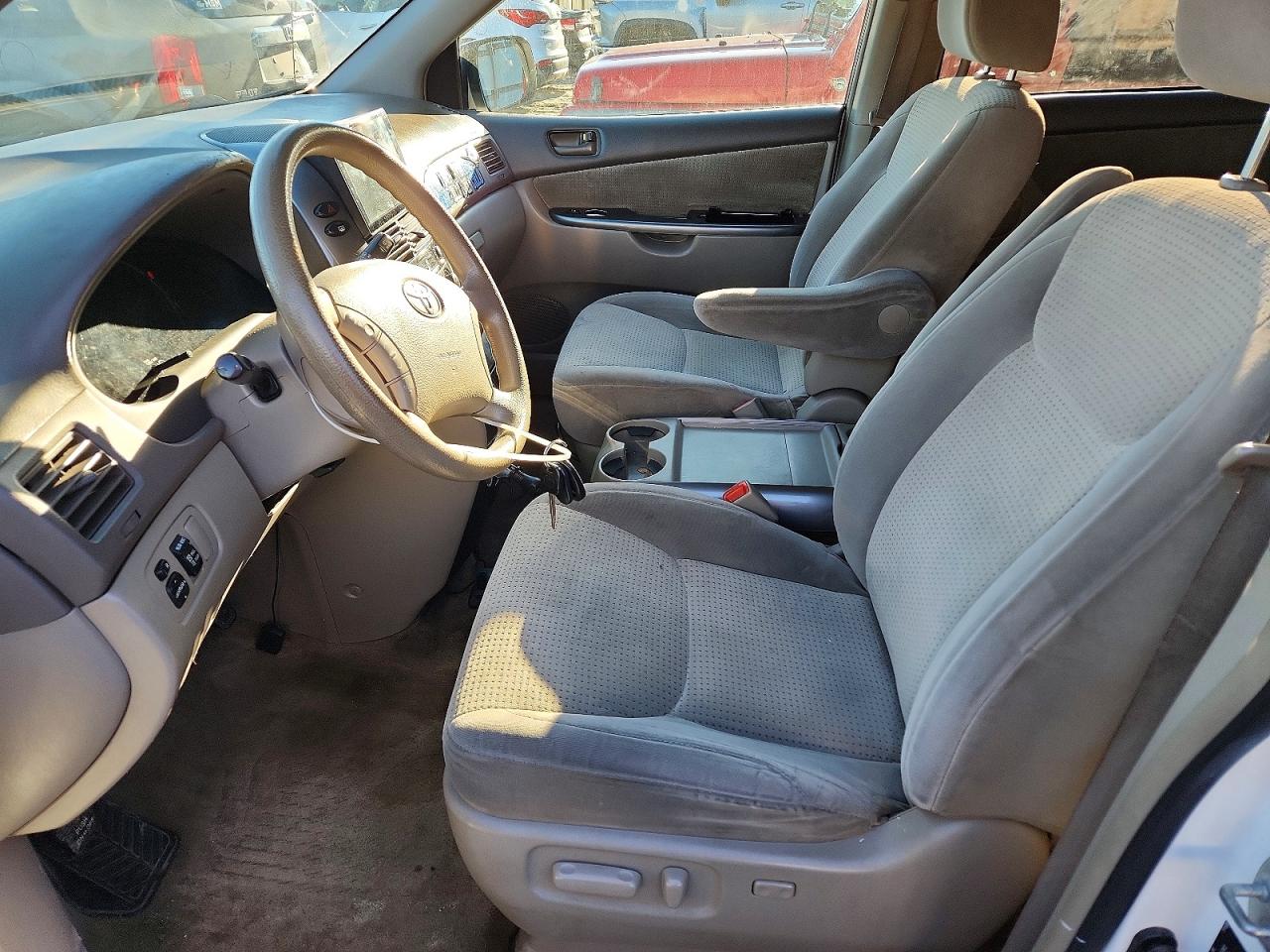 2009 TOYOTA SIENNA CE photo 7