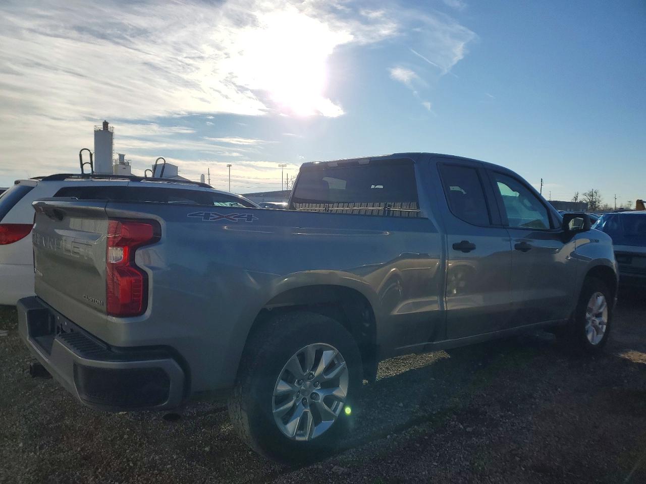 2023 CHEVROLET SILVERADO K1500 CUSTOM photo 3