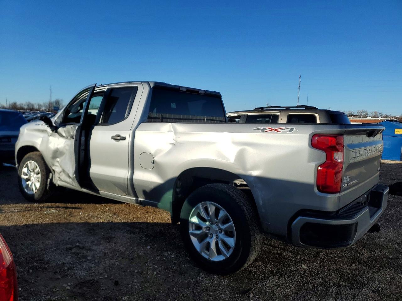 2023 CHEVROLET SILVERADO K1500 CUSTOM photo 2