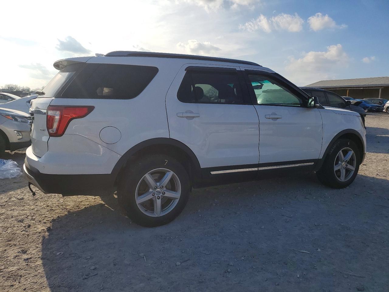 2016 FORD EXPLORER XLT photo 5