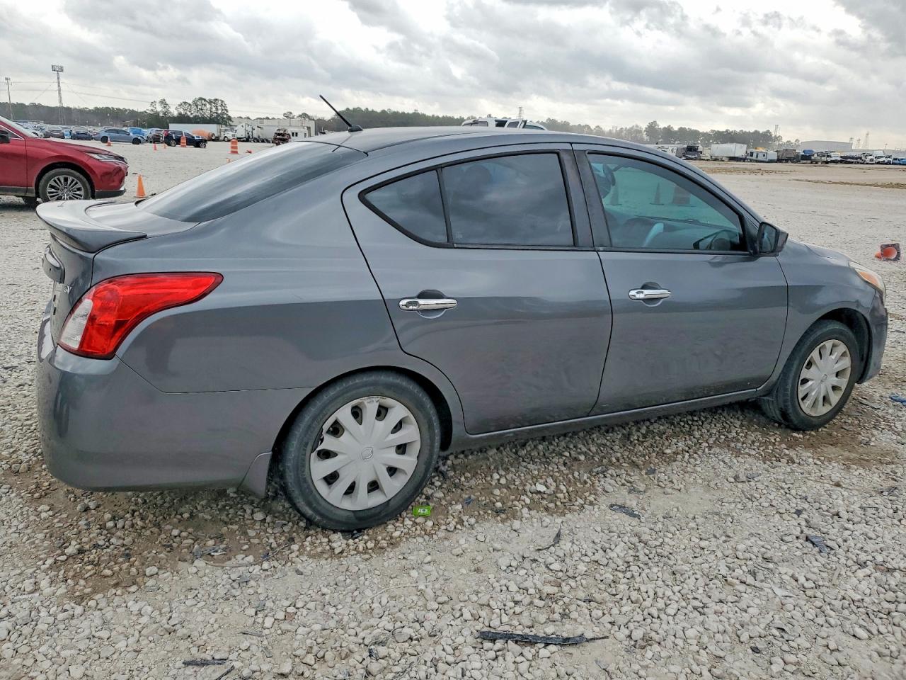 2019 NISSAN VERSA S photo 3