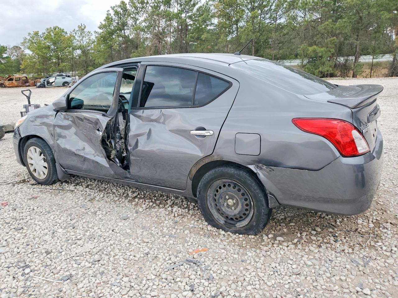 2019 NISSAN VERSA S photo 2