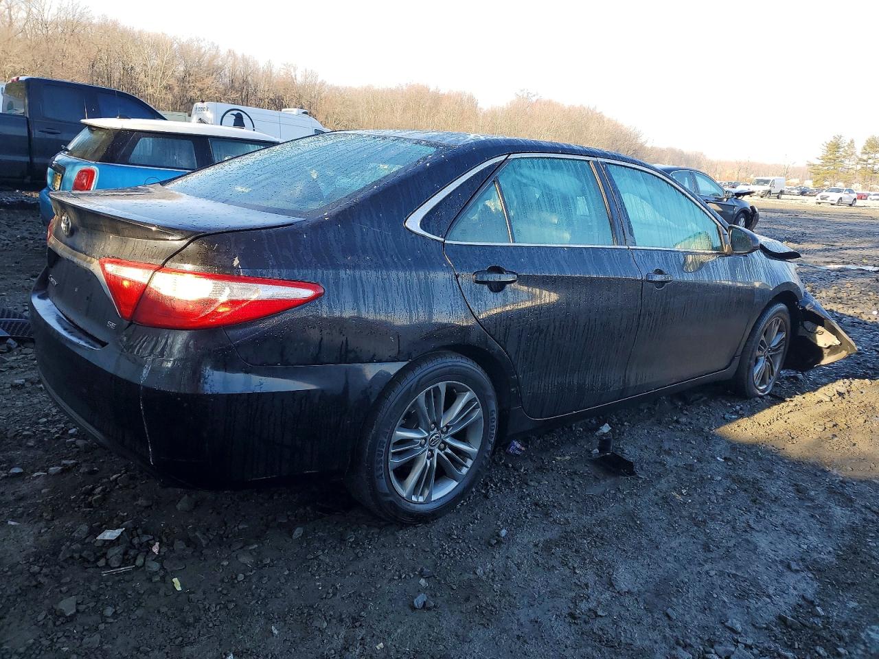2017 TOYOTA CAMRY LE photo 3