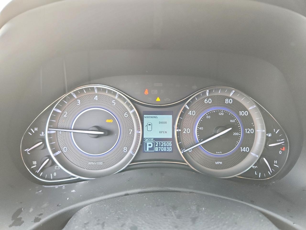 2012 INFINITI QX56 photo 9