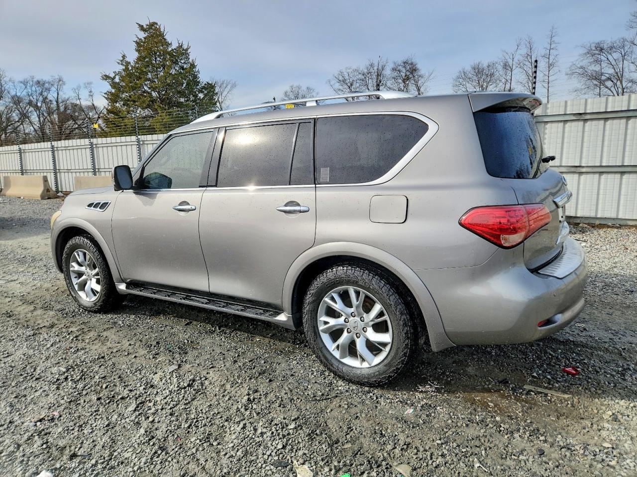 2012 INFINITI QX56 photo 2