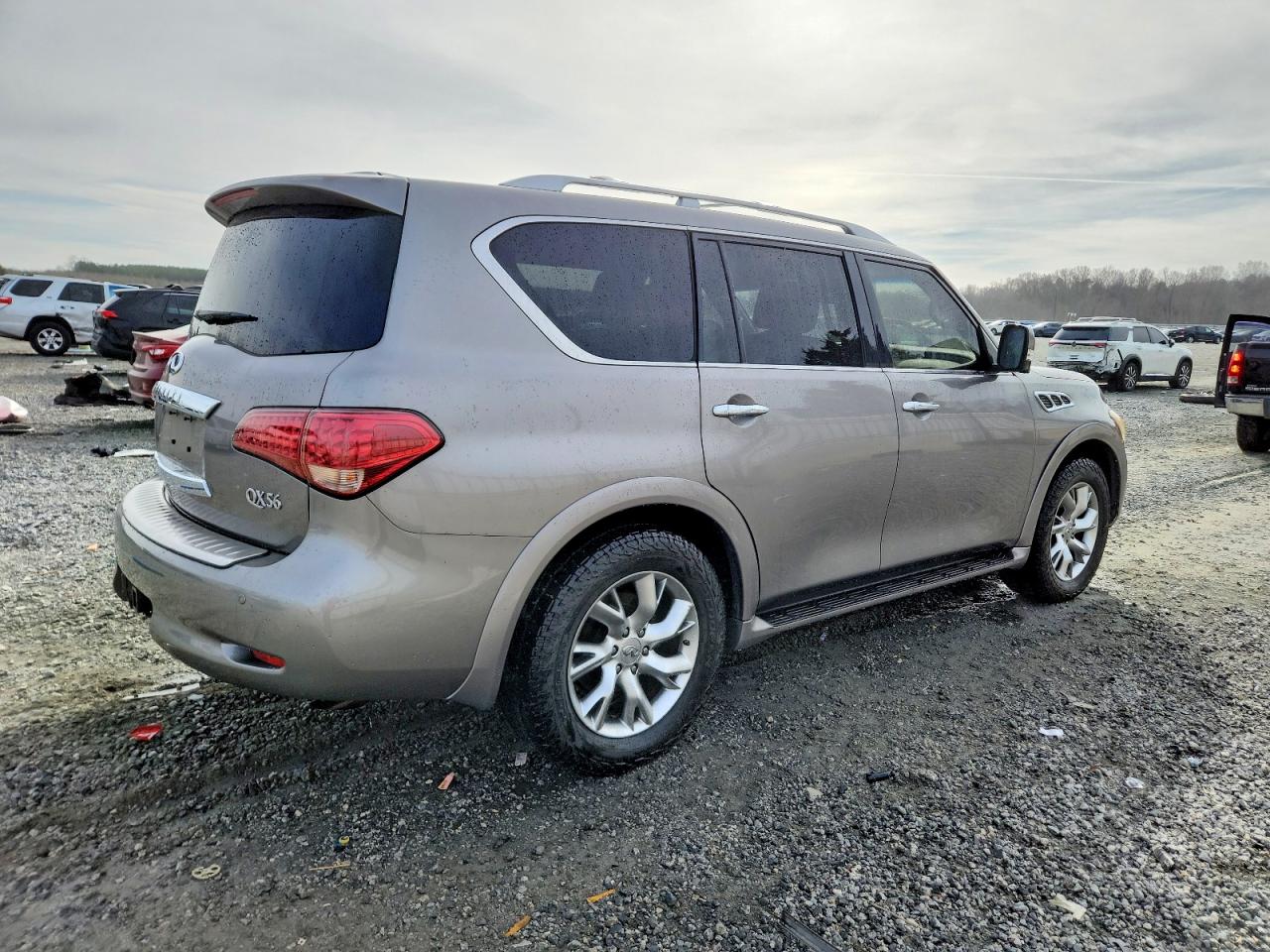 2012 INFINITI QX56 photo 3