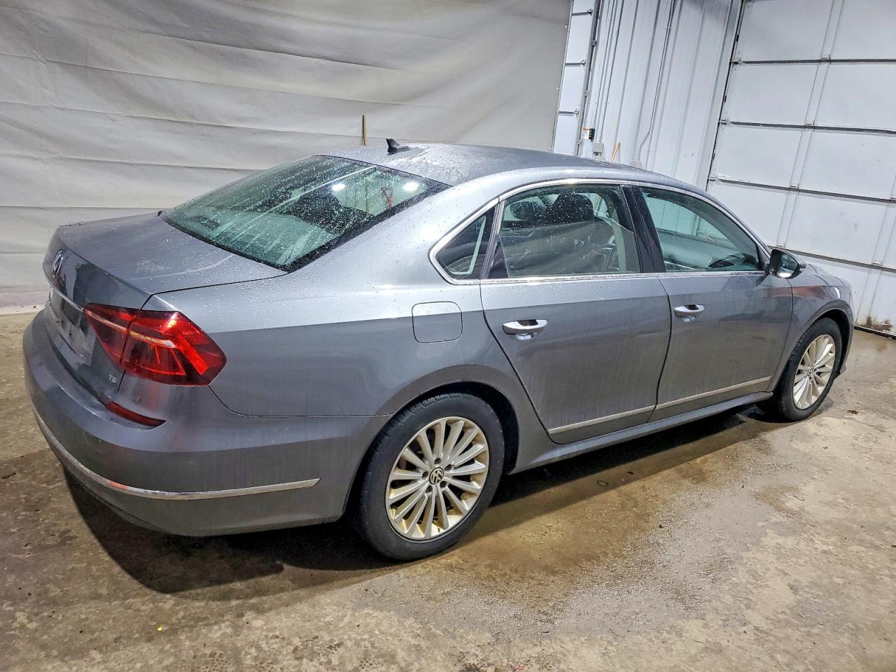 2017 VOLKSWAGEN PASSAT SE photo 3