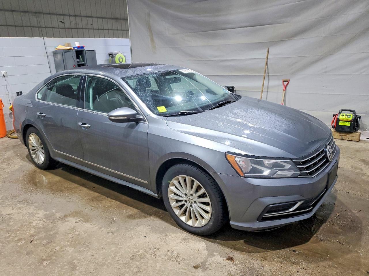 2017 VOLKSWAGEN PASSAT SE photo 4
