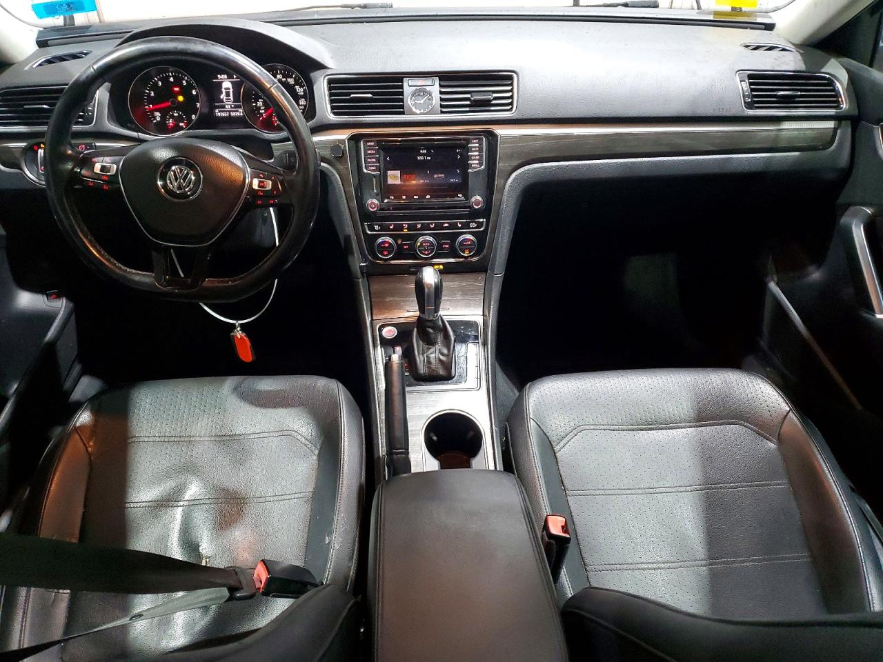 2017 VOLKSWAGEN PASSAT SE photo 8