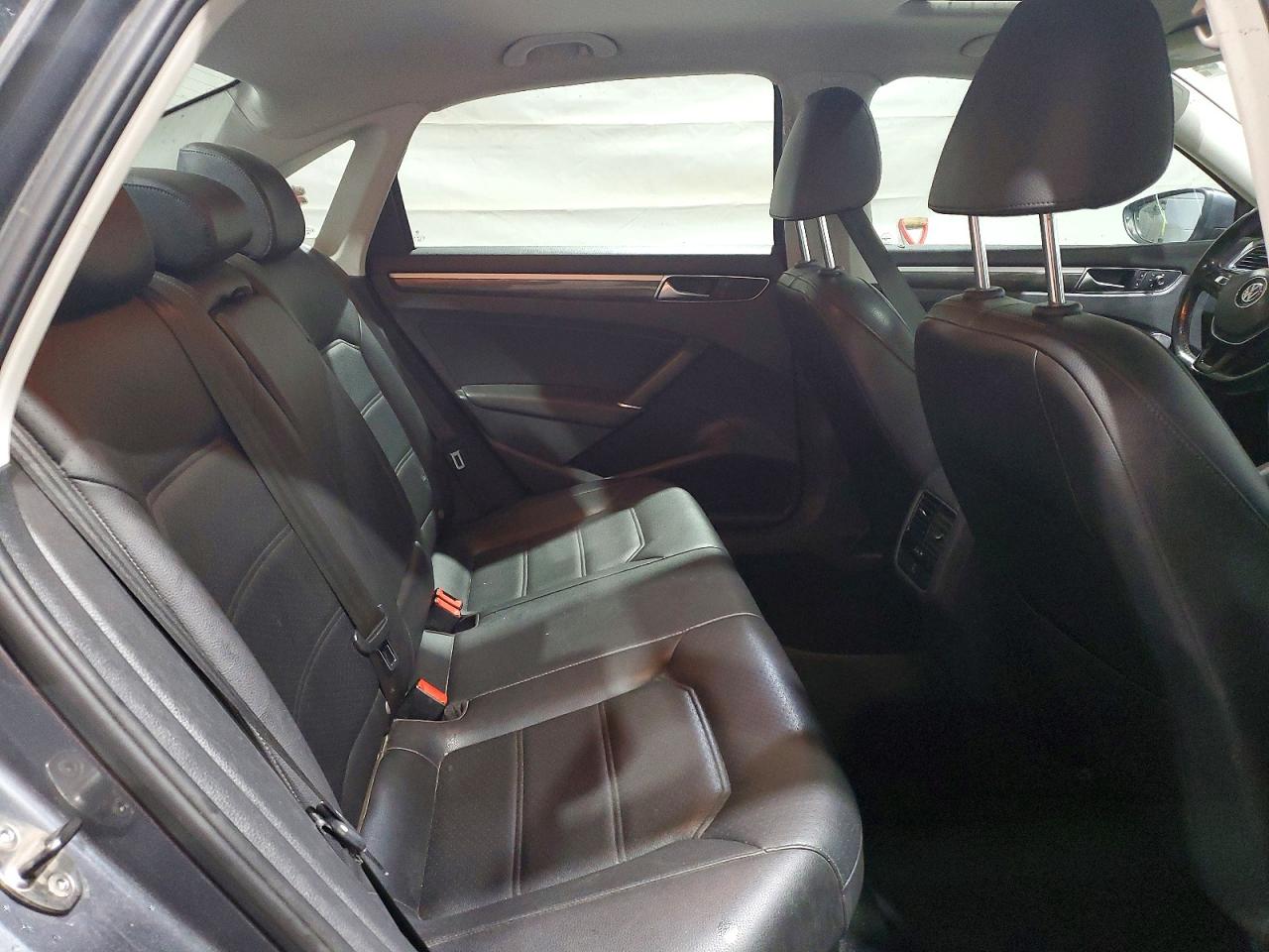 2017 VOLKSWAGEN PASSAT SE photo 10