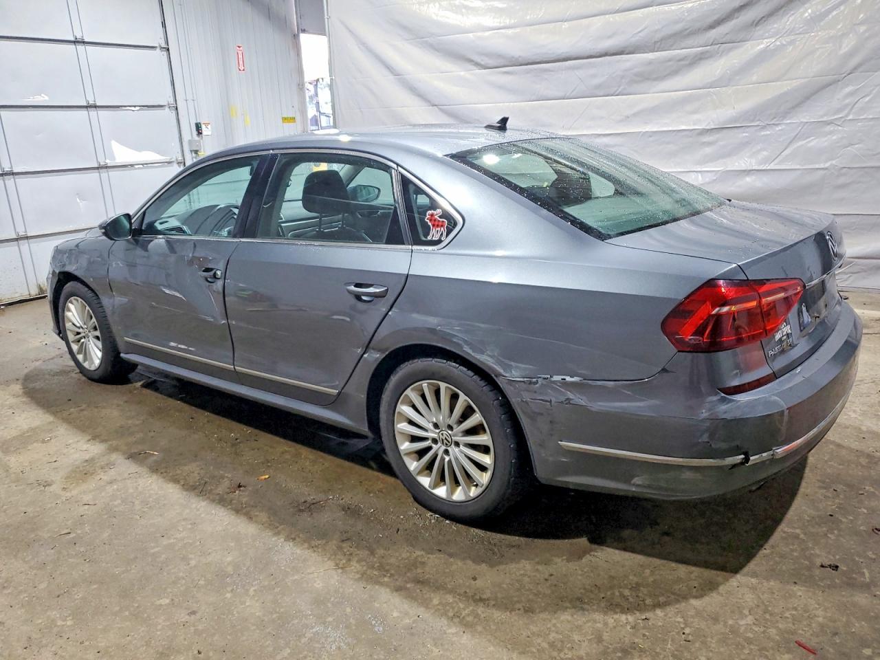 2017 VOLKSWAGEN PASSAT SE photo 2
