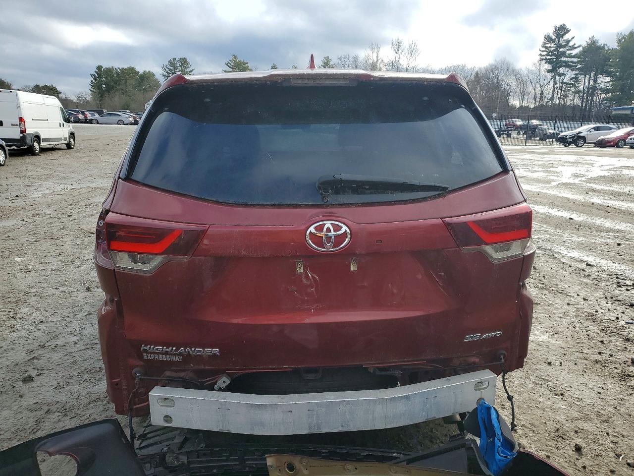 2019 TOYOTA HIGHLANDER SE photo 6