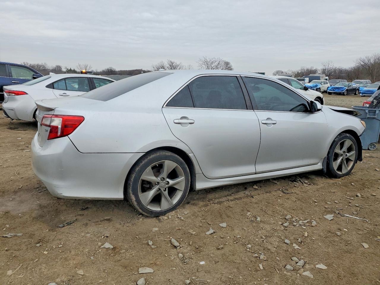 2014 TOYOTA CAMRY L photo 3