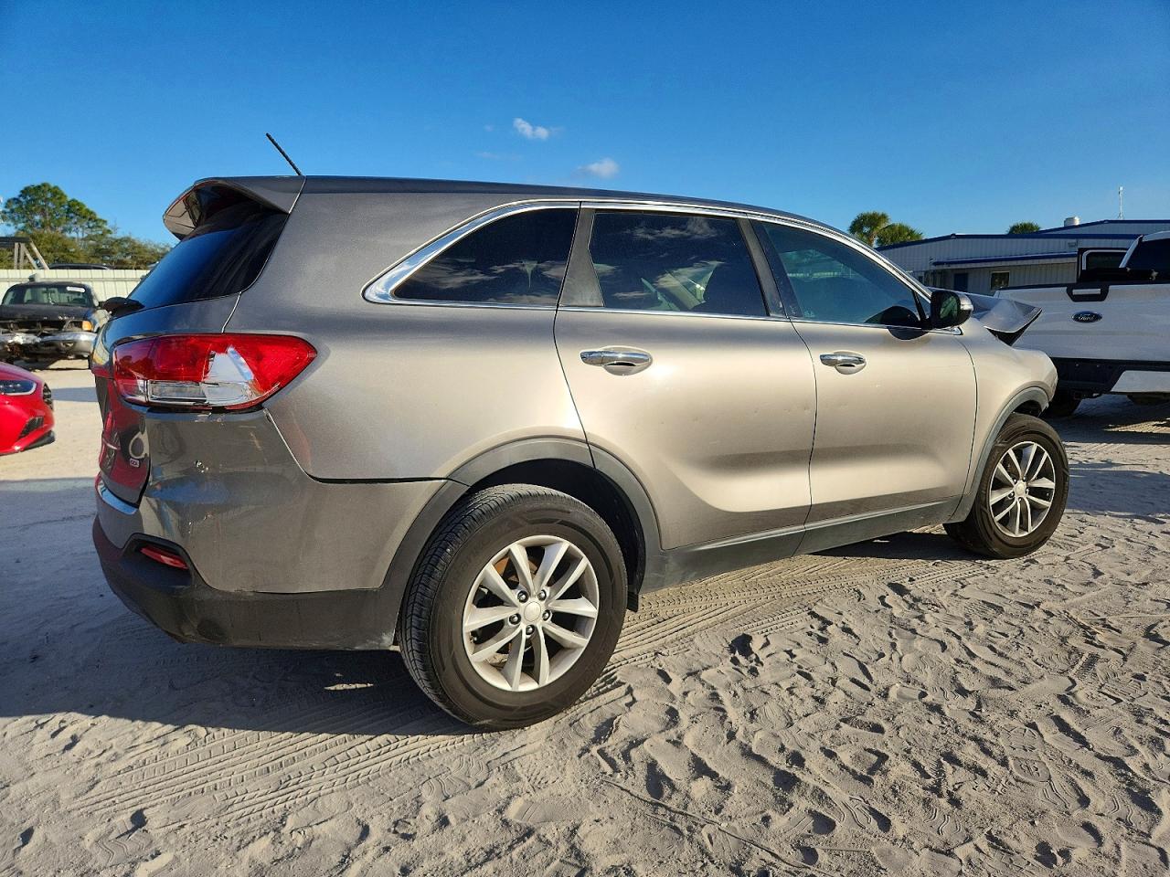 2016 KIA SORENTO LX photo 3