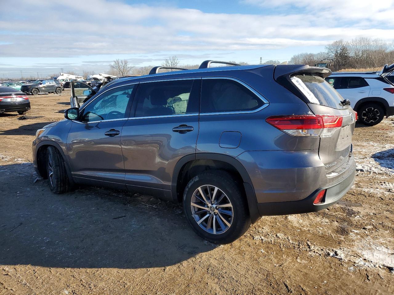 2018 TOYOTA HIGHLANDER SE photo 2