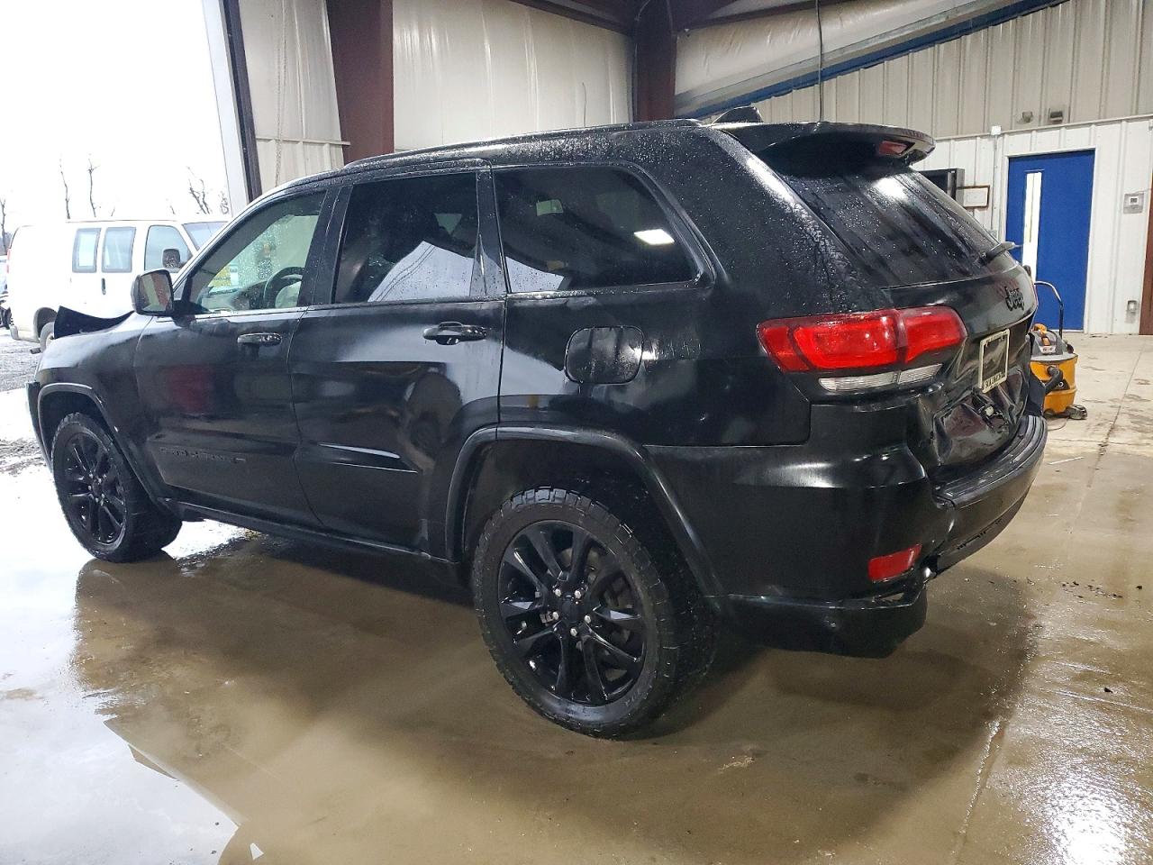 2022 JEEP GRAND CHEROKEE LAREDO E photo 2