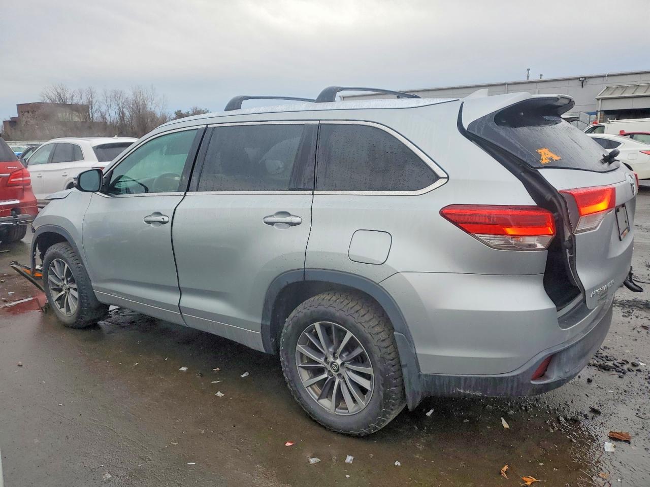 2018 TOYOTA HIGHLANDER SE photo 2