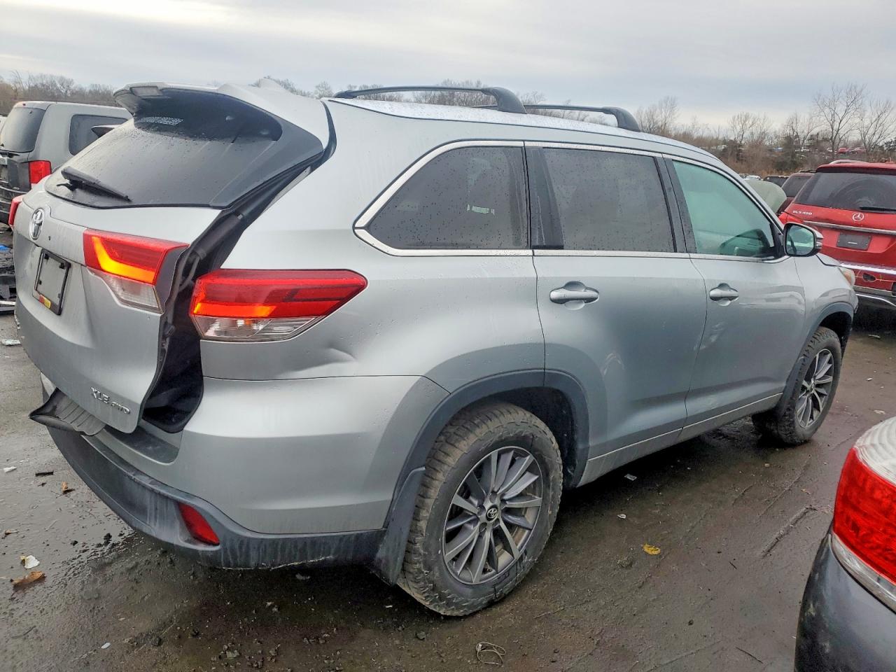 2018 TOYOTA HIGHLANDER SE photo 3
