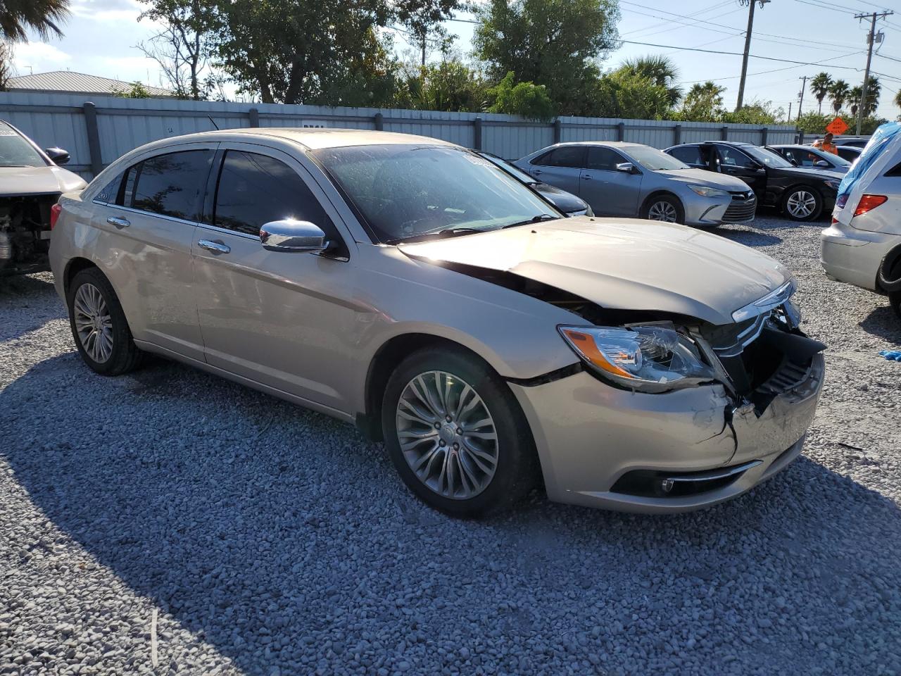 2013 CHRYSLER 200 LIMITED photo 4