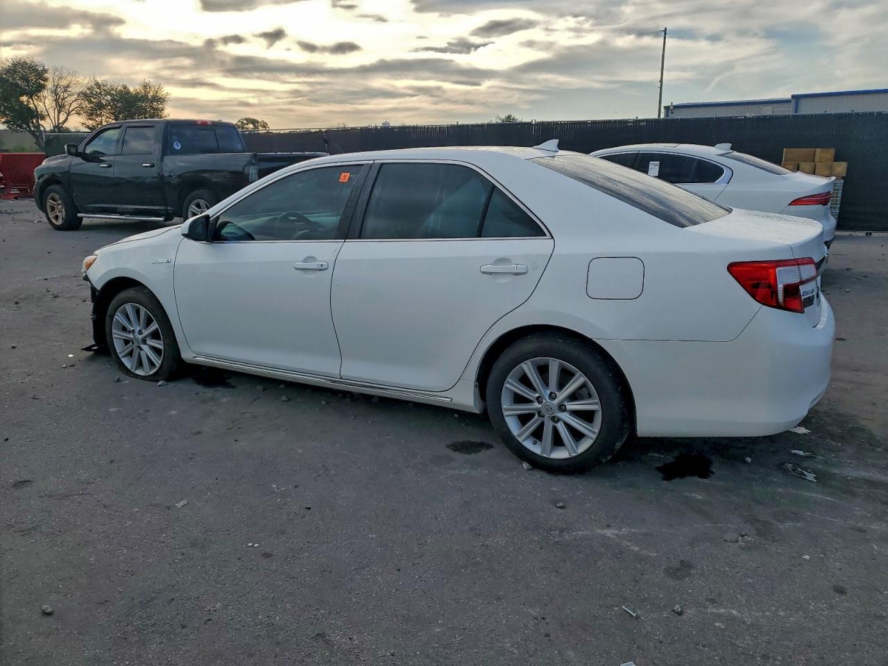 2012 TOYOTA CAMRY HYBRID photo 2