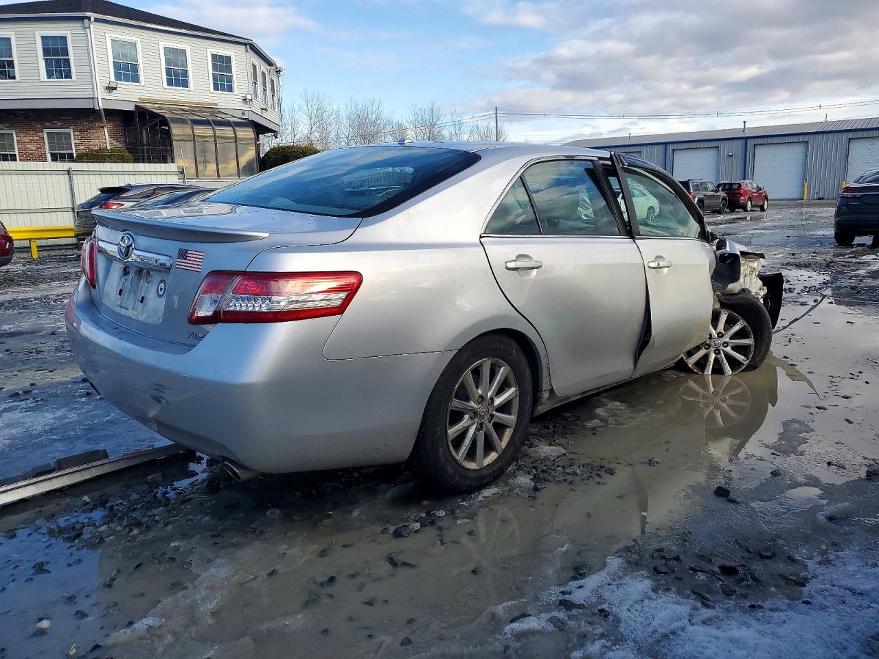2011 TOYOTA CAMRY SE photo 3