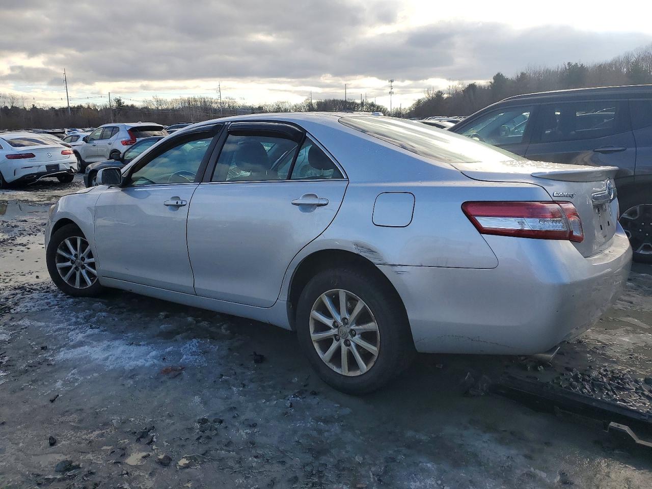 2011 TOYOTA CAMRY SE photo 2