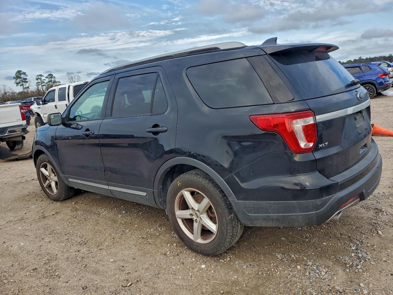 2018 FORD EXPLORER XLT photo 2