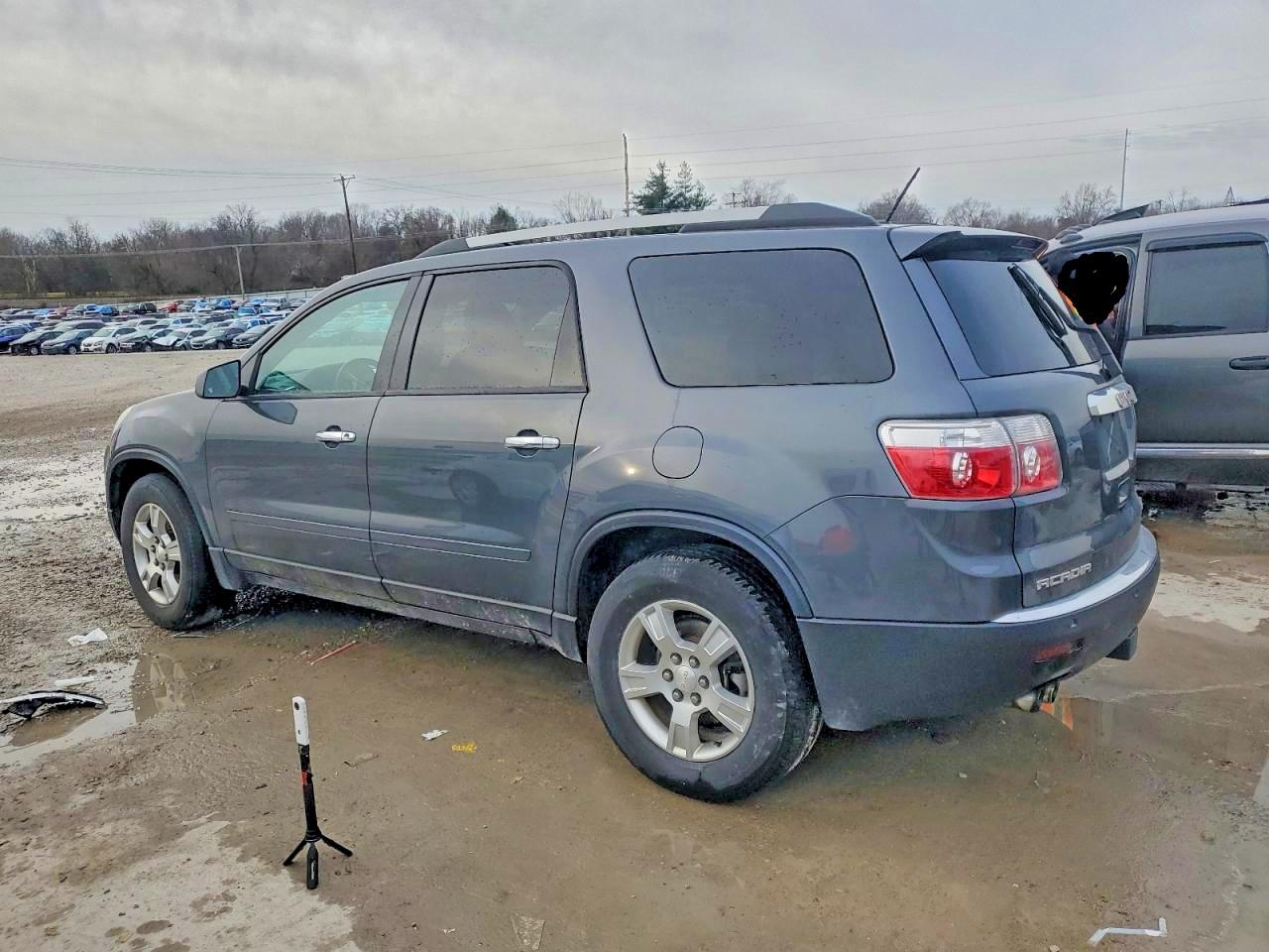 2011 GMC ACADIA SLE photo 2