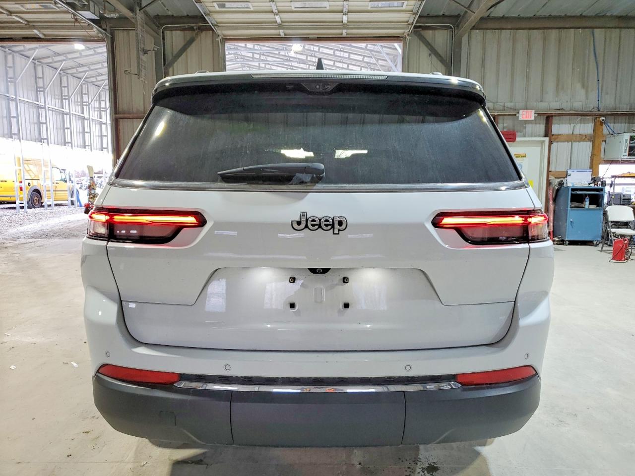 2023 JEEP GRAND CHEROKEE L LIMITED photo 6