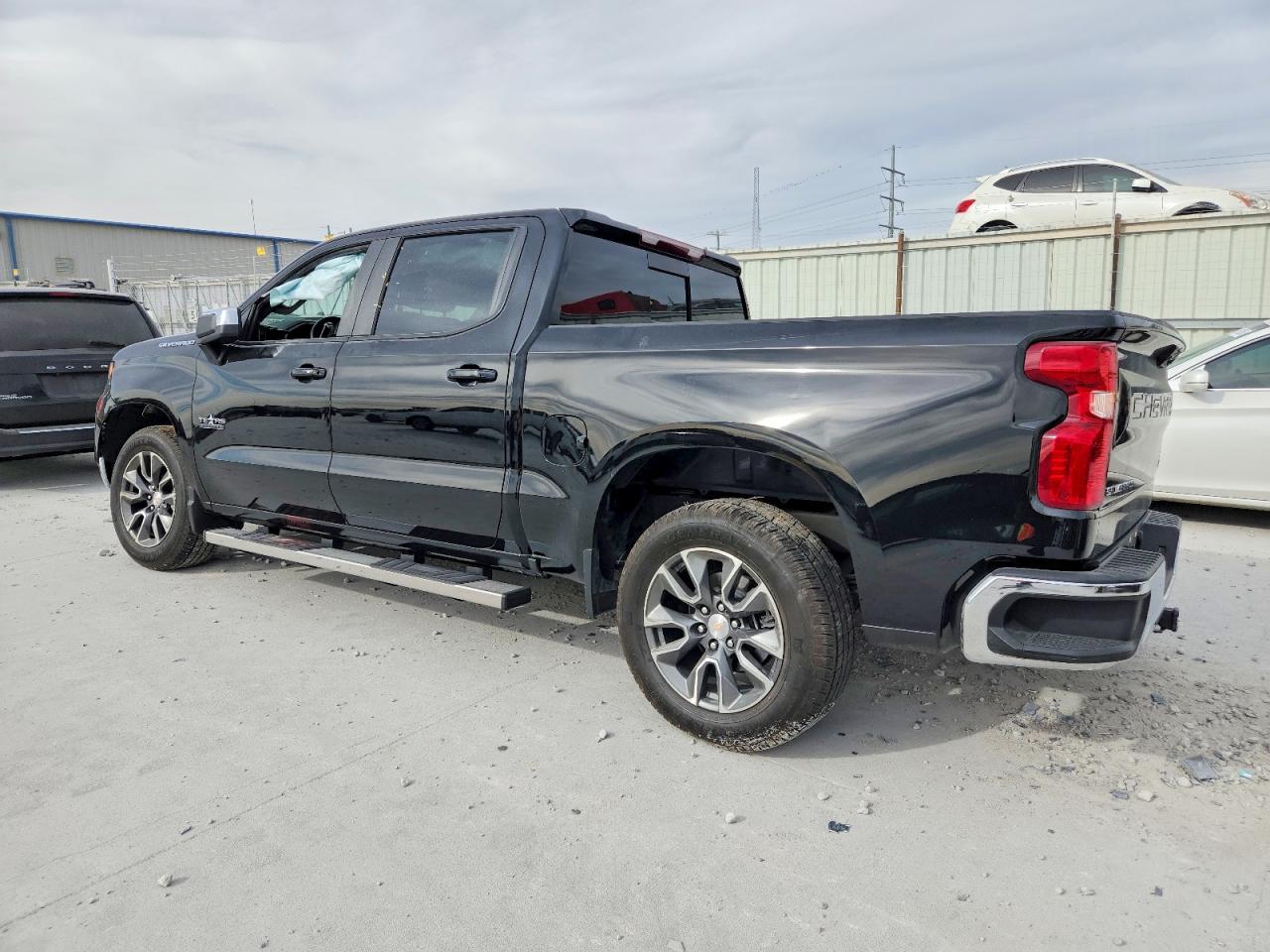 2025 CHEVROLET SILVERADO C1500 LT photo 2