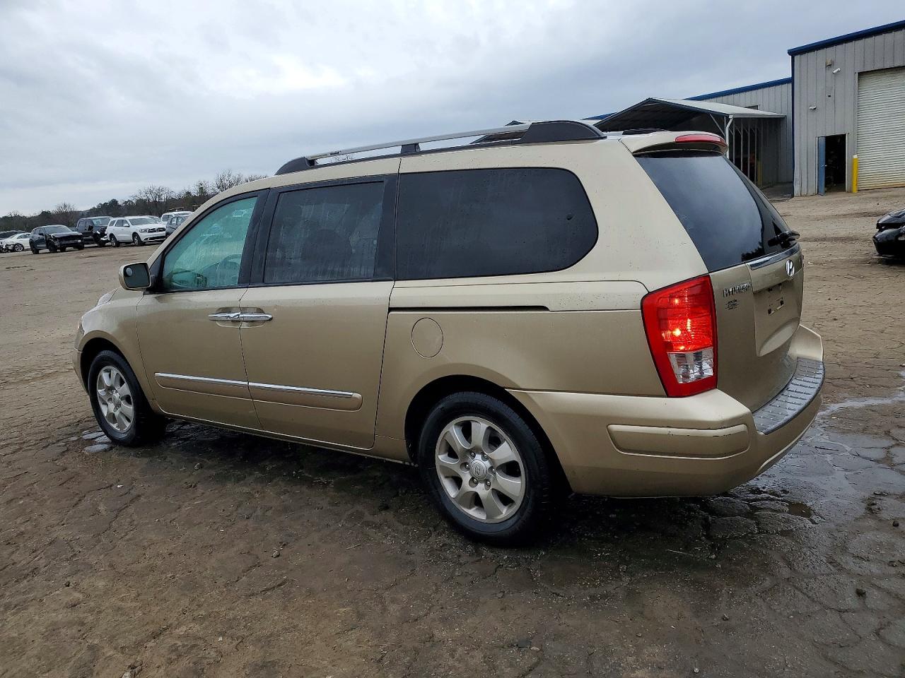 2007 HYUNDAI ENTOURAGE GLS photo 2
