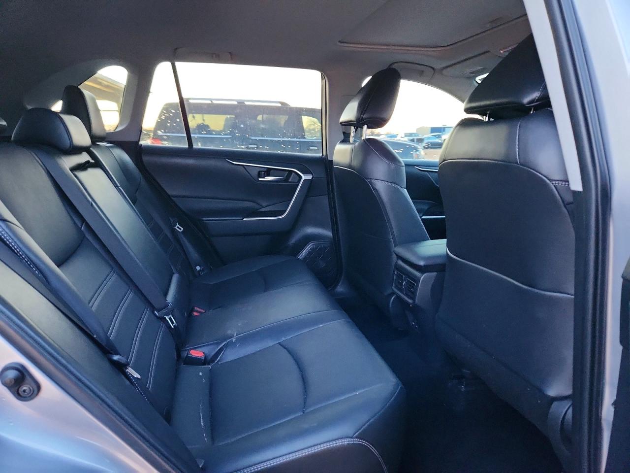2022 TOYOTA RAV4 XLE PREMIUM photo 11
