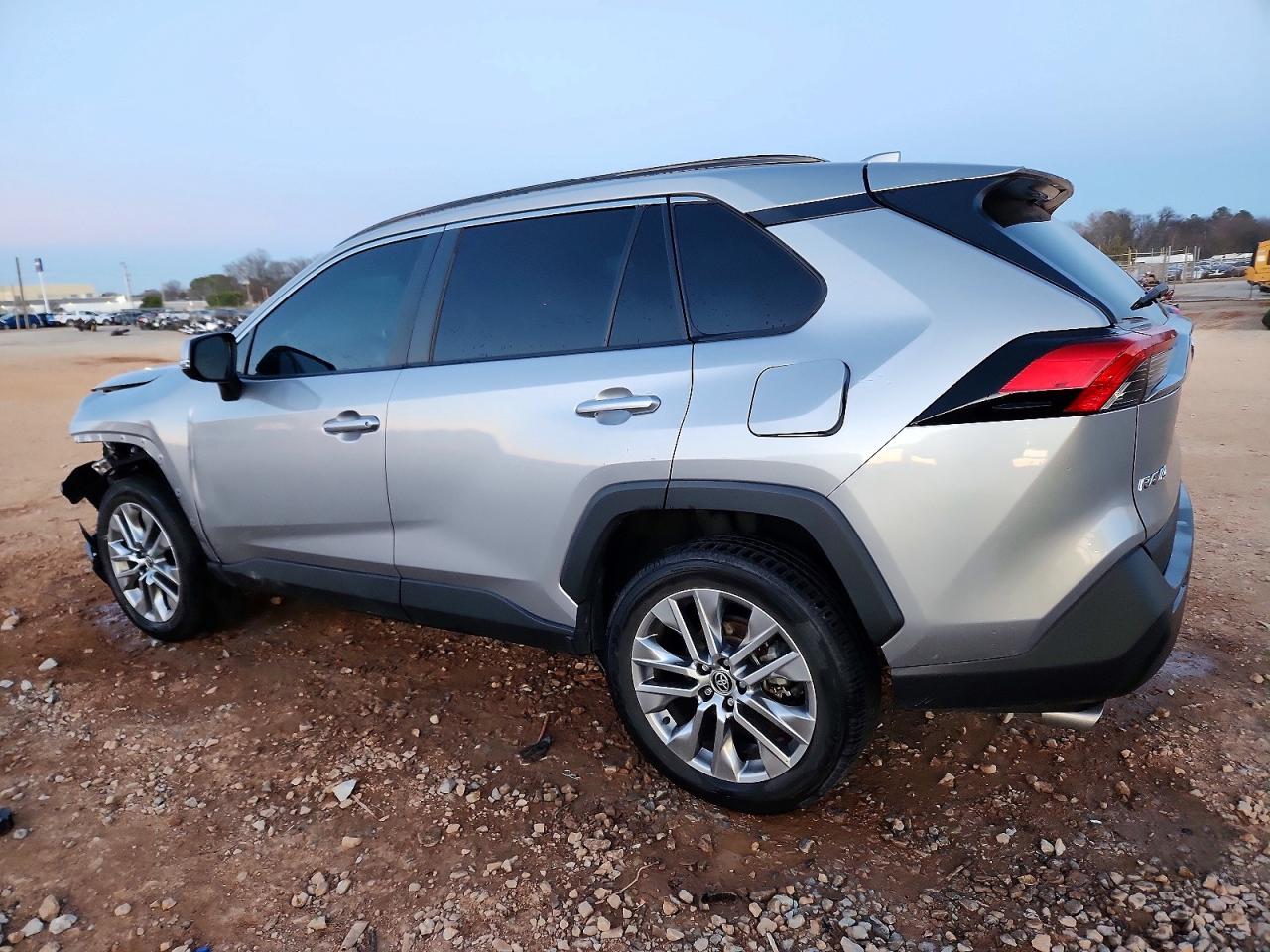 2022 TOYOTA RAV4 XLE PREMIUM photo 2