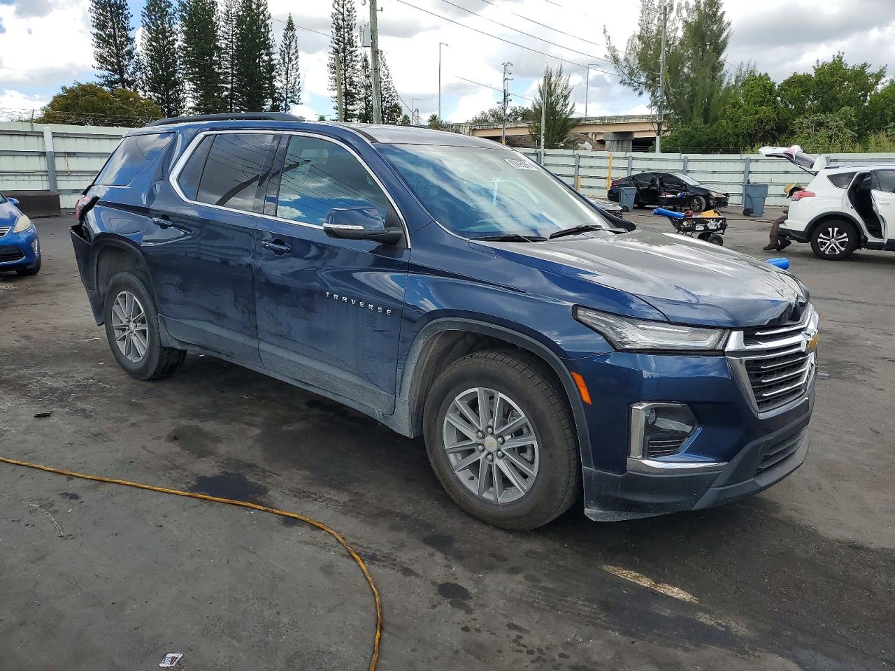 2023 CHEVROLET TRAVERSE LT photo 4