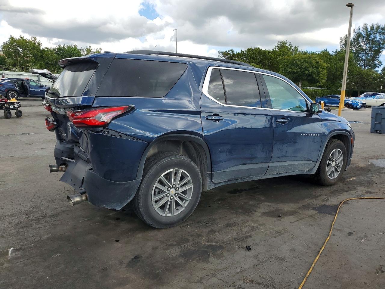 2023 CHEVROLET TRAVERSE LT photo 3