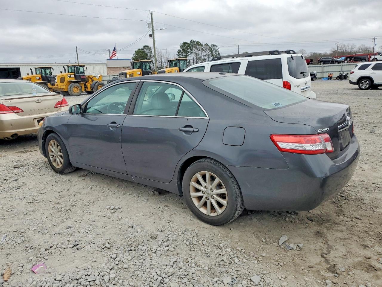2011 TOYOTA CAMRY BASE photo 2