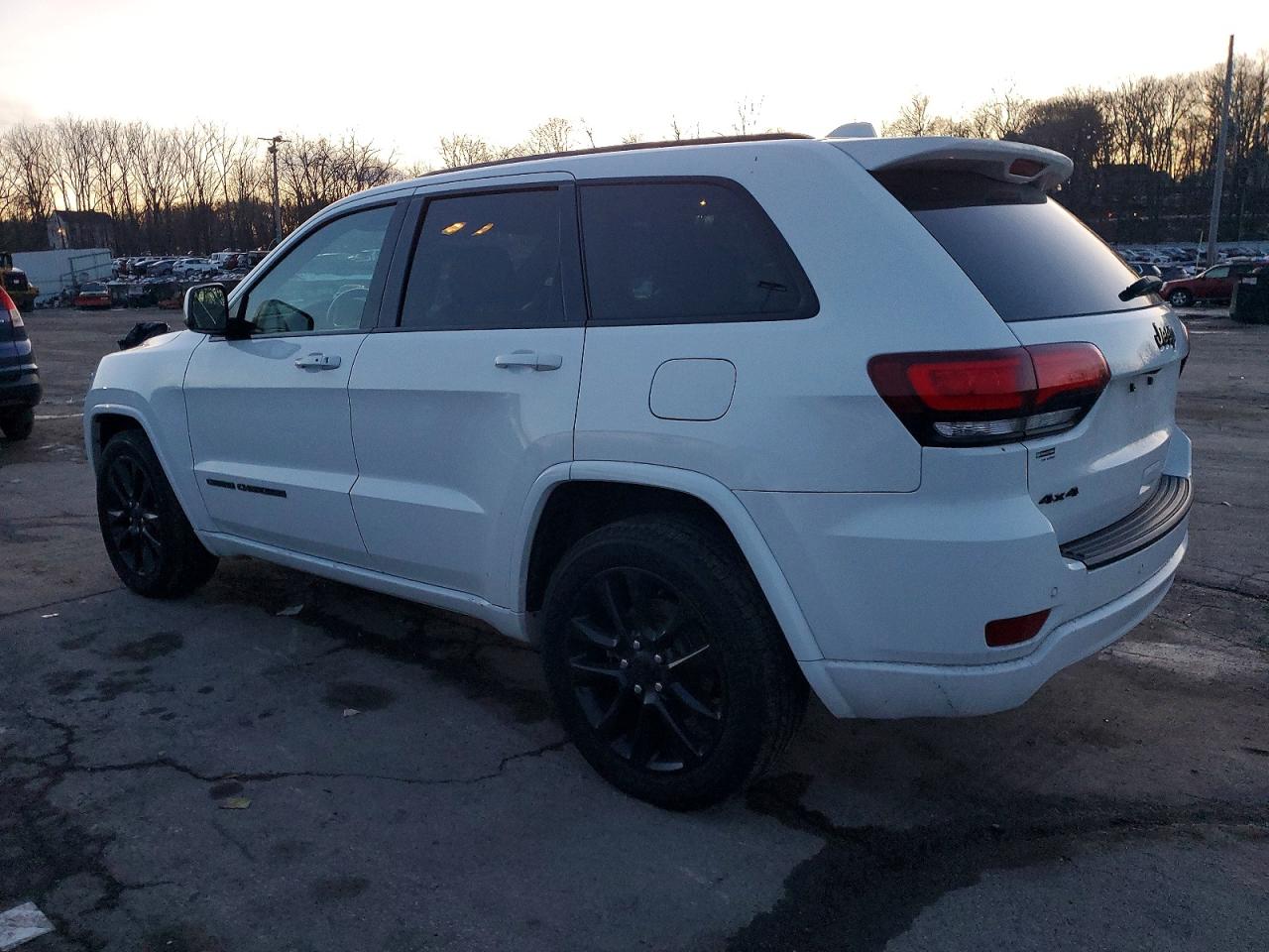 2020 JEEP GRAND CHEROKEE LAREDO photo 2