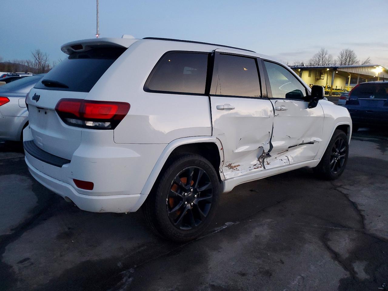 2020 JEEP GRAND CHEROKEE LAREDO photo 3