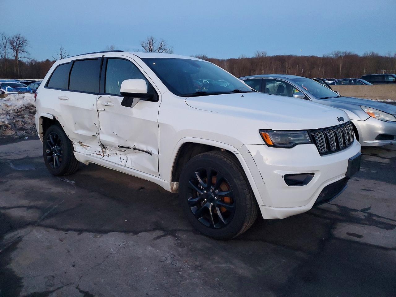 2020 JEEP GRAND CHEROKEE LAREDO photo 4