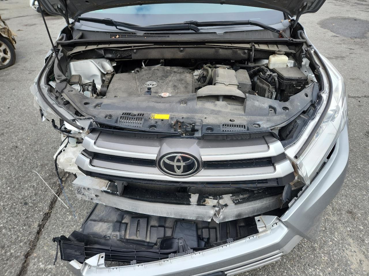 2018 TOYOTA HIGHLANDER SE photo 12