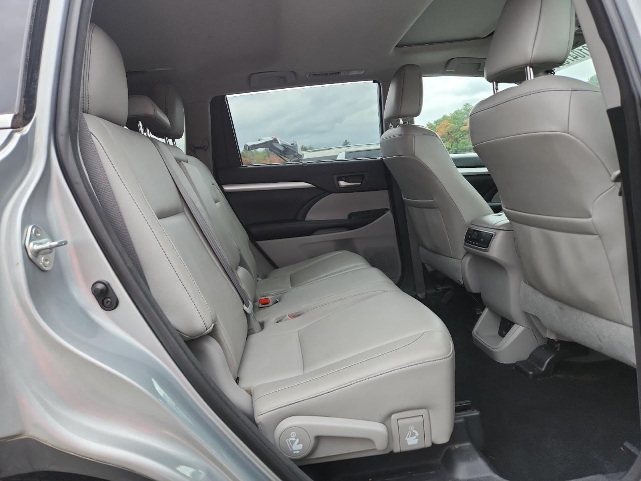2018 TOYOTA HIGHLANDER SE photo 11