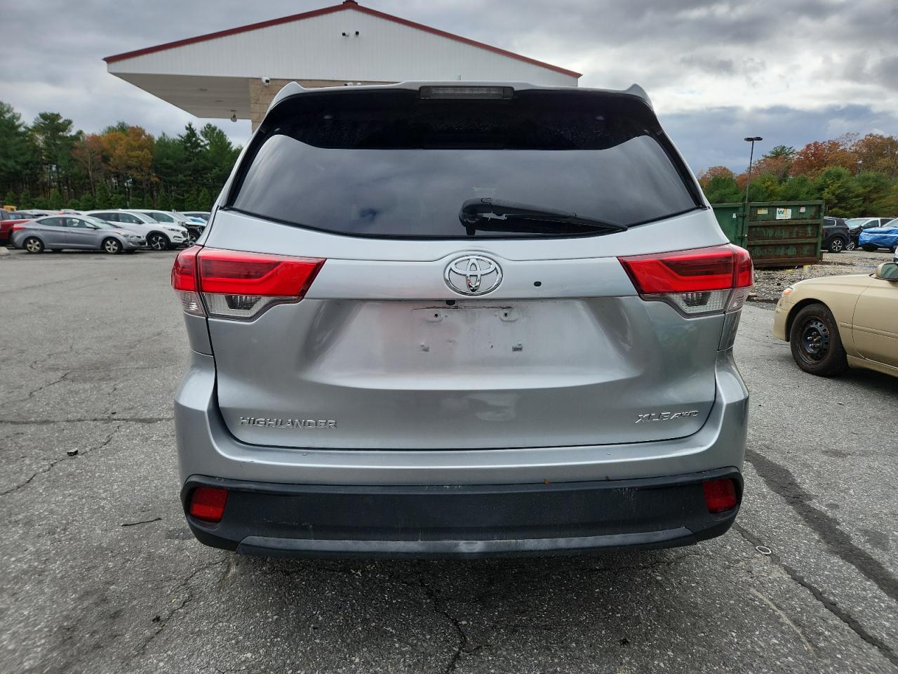 2018 TOYOTA HIGHLANDER SE photo 6