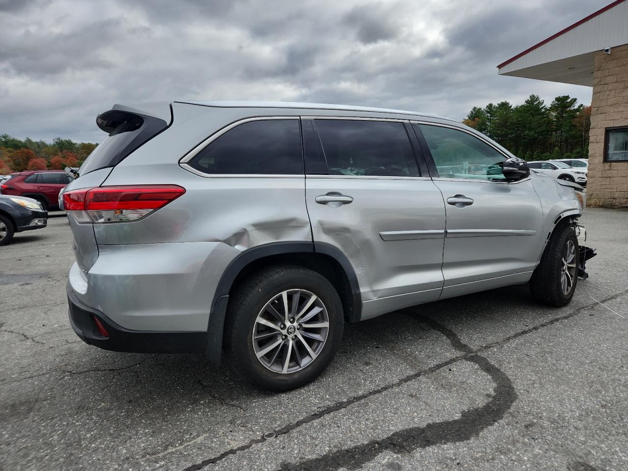 2018 TOYOTA HIGHLANDER SE photo 3