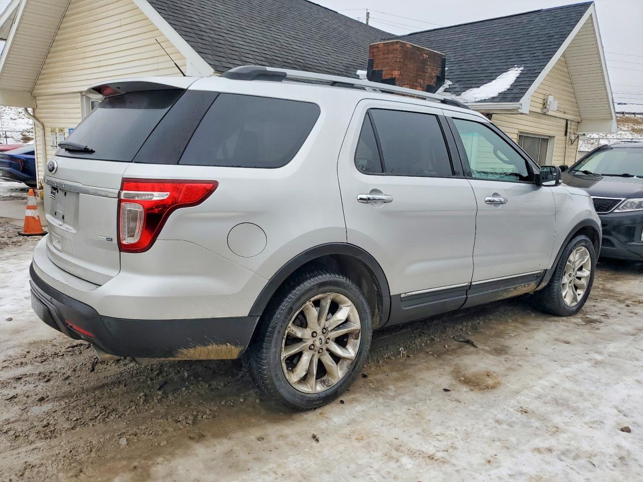 2015 FORD EXPLORER XLT photo 3