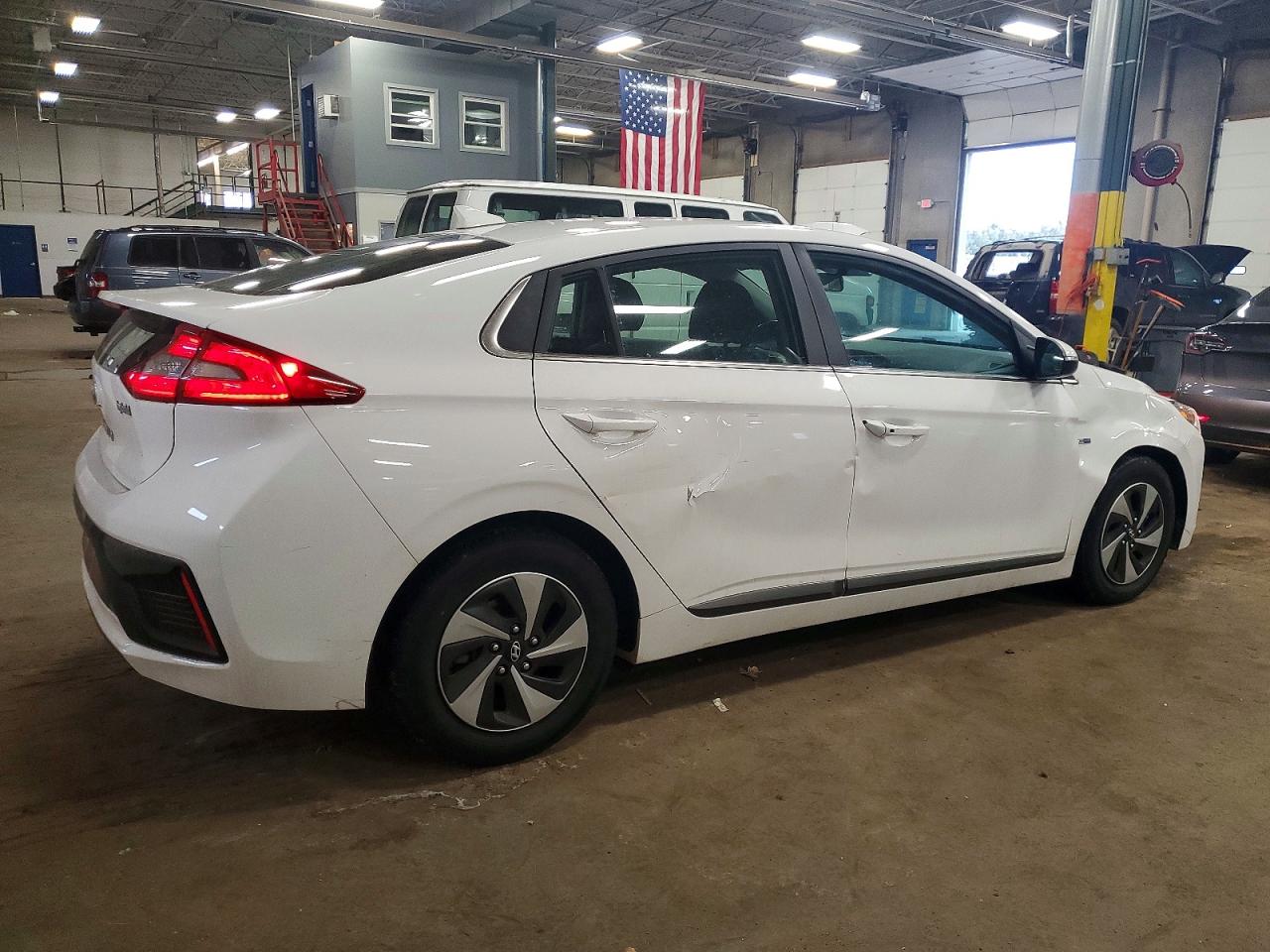 2017 HYUNDAI IONIQ SEL photo 3
