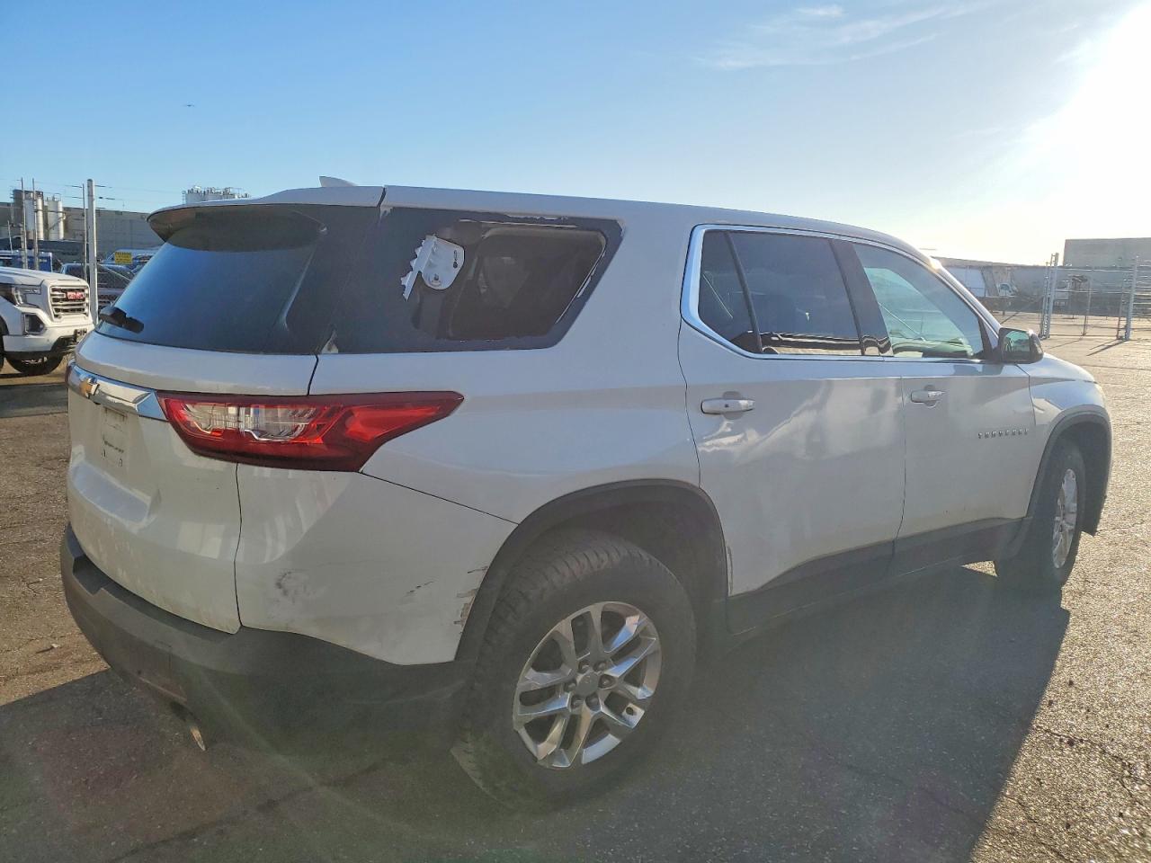 2019 CHEVROLET TRAVERSE LS photo 3