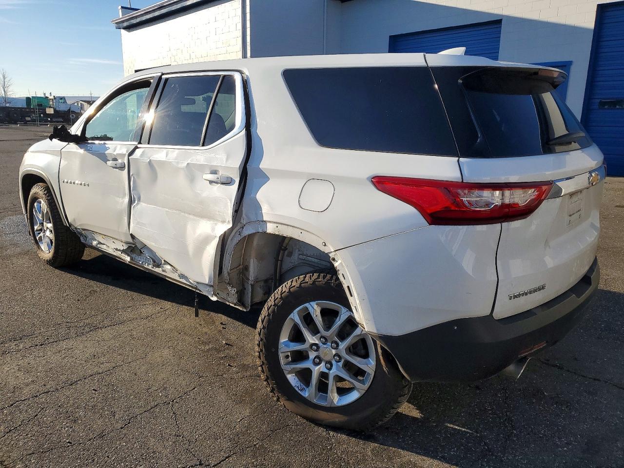 2019 CHEVROLET TRAVERSE LS photo 2