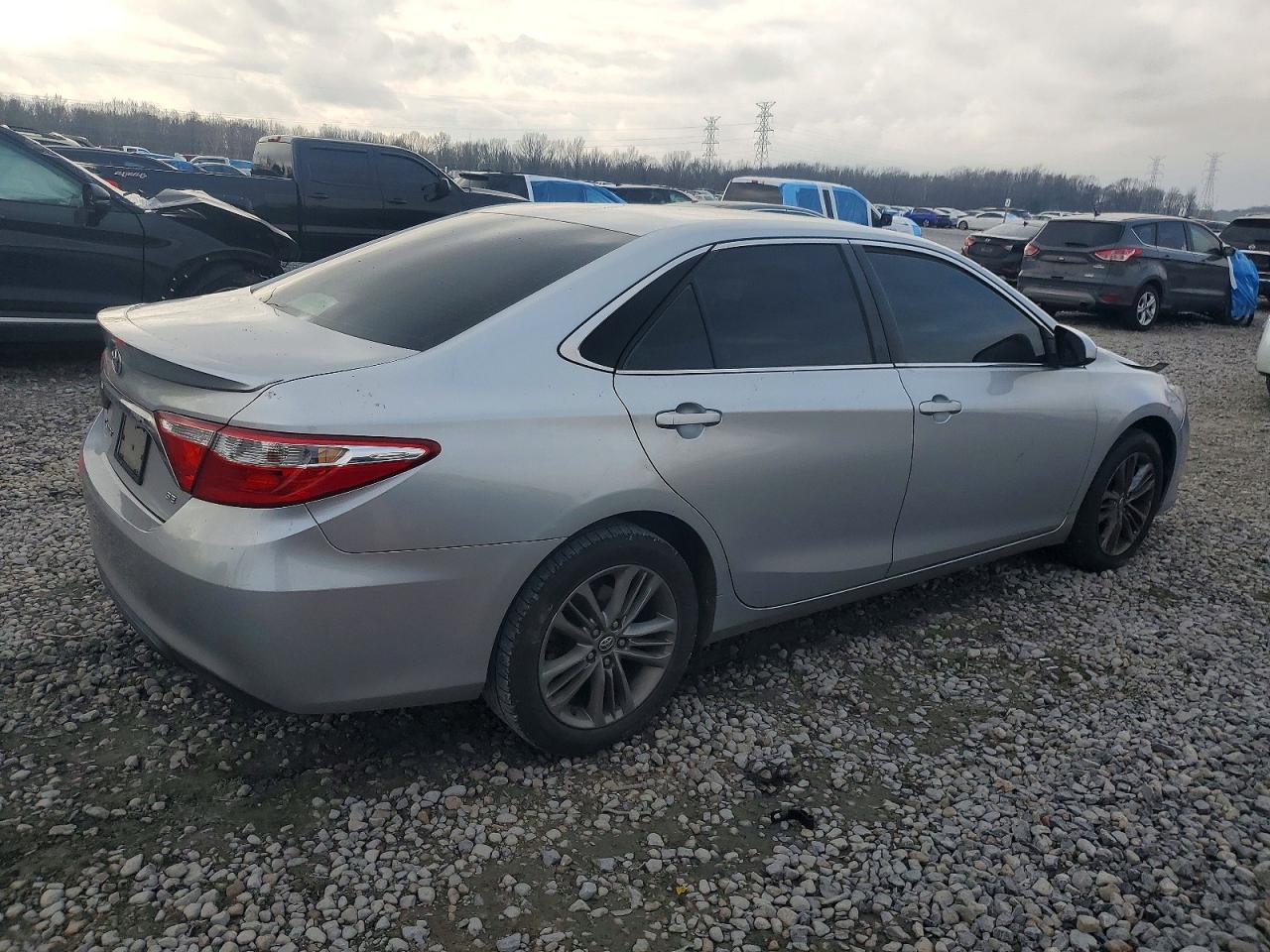 2017 TOYOTA CAMRY LE photo 3