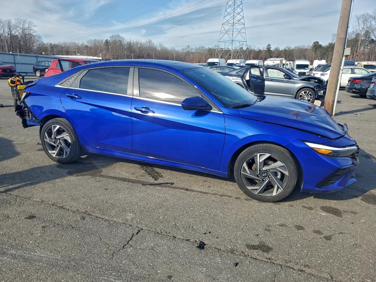 2025 HYUNDAI ELANTRA SEL photo 4